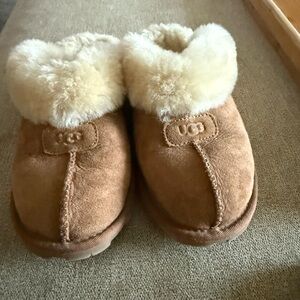 UGG Womens Brown Slippers size 6. Like new. No pets. Smoke free home.